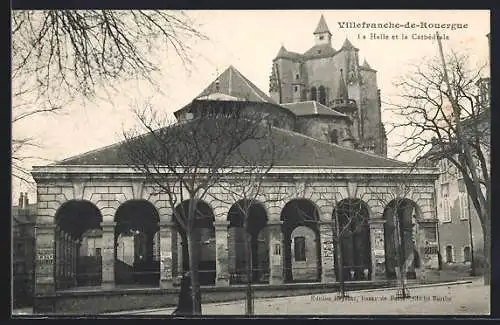 AK Villefranche-de-Rouergue, La Halle et la Cathédrale