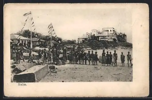 AK Axim, Menschengruppe am Strand