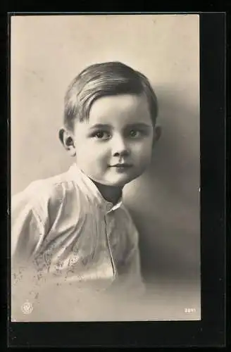 Foto-AK NPG Nr. 2841: Kleiner Junge lehnt sich an eine Wand