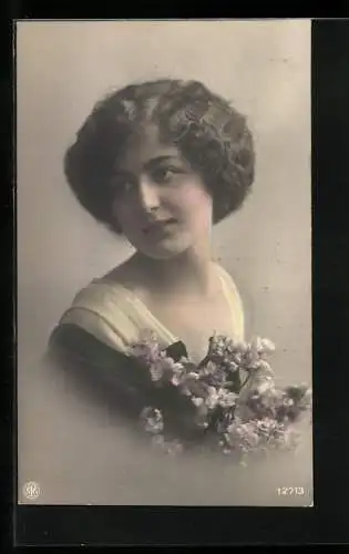 Foto-AK NPG Nr. 12713: Damenportrait mit Schulterblick