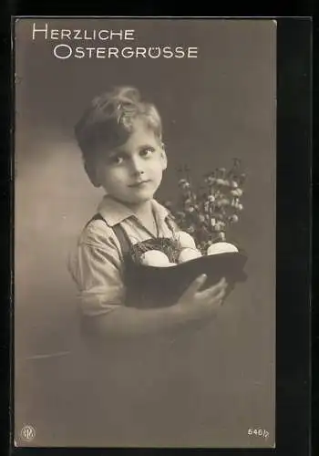 Foto-AK NPG Nr. 646 /2: Kleiner Junge mit einem Korb voller Ostereier