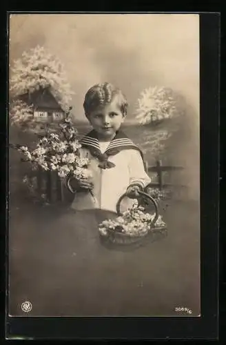 Foto-AK NPG Nr. 3065 /6: Kleiner Junge im Matrosenanzug mit Blumenkorb