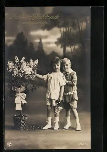 Foto-AK NPG Nr. 12897 /1: Zwei Kinder mit einem Flieder-Strauch gratulieren zum Geburtstag