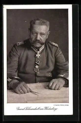 AK Portrait Generalfeldmarschall Paul von Hindenburg mit Zirkel an einer Karte