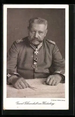 AK Portrait Generalfeldmarschall Paul von Hindenburg mit Zirkel an einer Karte