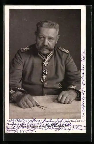 AK Portrait Generalfeldmarschall Paul von Hindenburg mit Zirkel an einer Karte