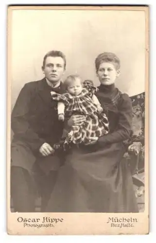 Fotografie Oscar Hippe, Mücheln, Bez. Halle, Familienporträt mit Kleinkind.