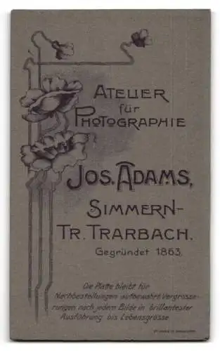 Fotografie H. Adams, Simmern-Traben Trarbach, Junge Frau mit gerolltem Dokument.