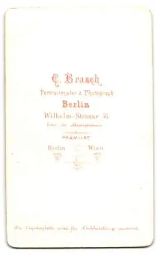 Fotografie C. Brasch, Berlin, Wilhelm-Strasse 58, Mutter mit Kind in inniger Pose