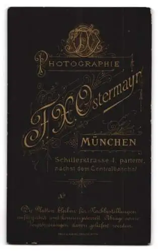 Fotografie F.X. Ostermayr, München, Schillerstrasse 4, Dame in elegantem Kleid neben kunstvoller Vase.