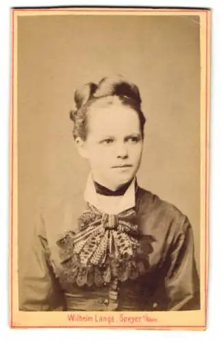 Fotografie Wilhelm Lange, Speyer, Eisenbahnstrasse 13, Porträt einer jungen Frau mit dekorativer Schleife.