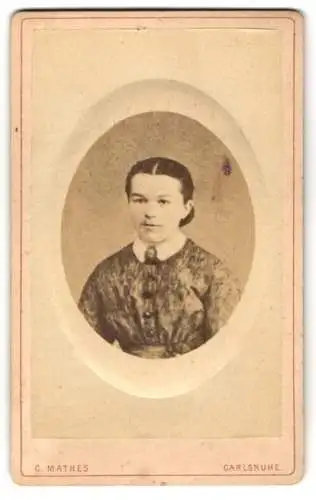 Fotografie C. Mathes, Karlsruhe, Waldstrasse 11, Portrait einer jungen Frau