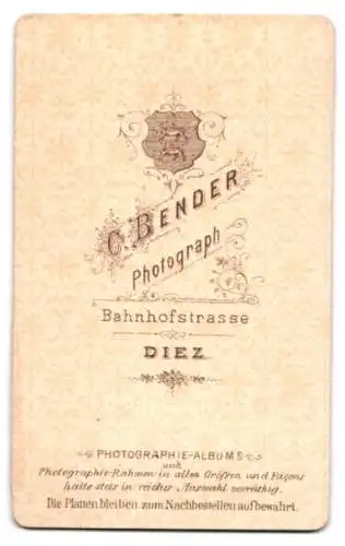 Fotografie G. Bender, Diez, Bahnhofstrasse, Porträt einer jungen Frau mit Hochsteckfrisur.