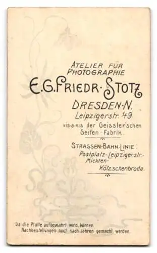 Fotografie E.G. Friedr. Stotz, Dresden, Leipzigerstr. 49, Frau an Tisch stehend mit Pflanzen