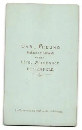 Fotografie Carl Freund, Elberfeld, Hofauerstrasse 87, Würdevolles Paar neben kunstvollem Tisch mit Dekoration.