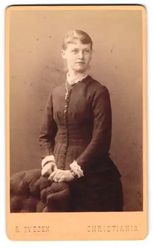 Fotografie R. Ovesen, Christiania, Kongensgade No. 13, Junge Dame im viktorianischen Kleid.