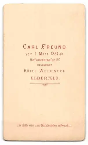 Fotografie Carl Freund, Elberfeld, Hofauerstrasse 80, Stehende junge Frau mit elegantem Kleid.