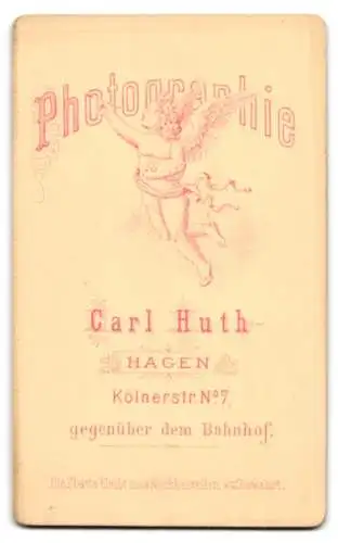 Fotografie Carl Huth, Hagen, Kölnerstr. 7, Zwei Kinder in festlicher Kleidung auf einem Polsterstuhl