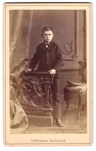 Fotografie H.Borschel, Dortmund, am königswall, Junge in eleganter Kleidung