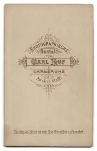 Fotografie Carl Ruf, Karlsruhe, Amalienstr. 26, Porträt eines jungen Mannes in Anzug und Fliege.