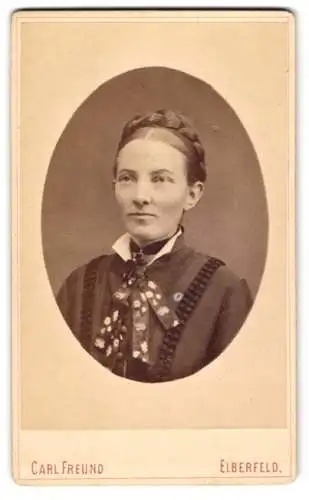 Fotografie Carl Freund, Elberfeld, Hofauerstrasse 87, Portrait einer eleganten jungen Frau