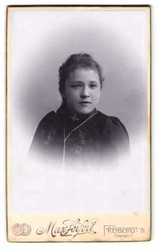 Fotografie Max Seifert, Freiberg, Poststr. 11, Portrait einer jungen Frau mit Halskette