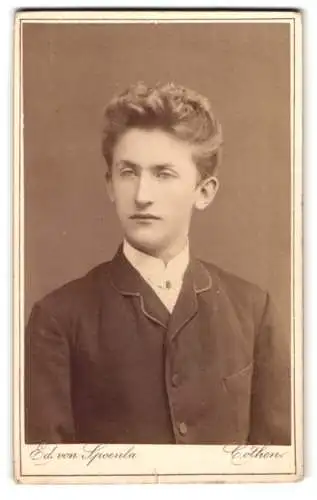 Fotografie Ed. von Spoenla, Coethen, Leopoldstrasse 9, Porträt eines jungen Mannes.