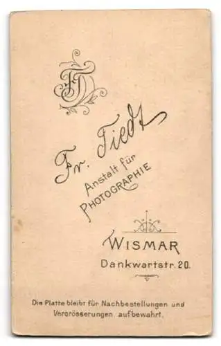 Fotografie Fr. Tiedt, Wismar, Dankwartstr. 20, Porträt eines jungen Mannes mit ernstem Blick