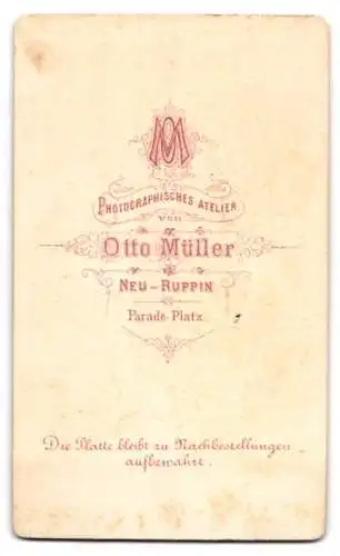 Fotografie Otto Müller, Neu-Ruppin, Parade-Platz, Porträt einer Dame im eleganten Kleid