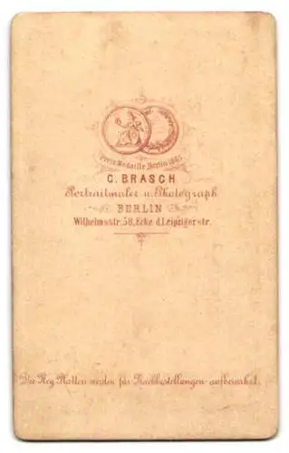 Fotografie C. Brasch, Berlin, Wilhelmstr. 58, Porträt einer Frau in zeitgenössischer Kleidung.