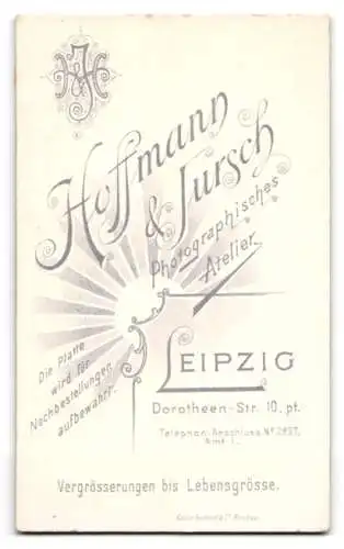 Fotografie Hoffmann & Jursch, Leipzig, Dorotheenstr. 10, Junge Frau mit lockigem Haar und elegantem Kleid.