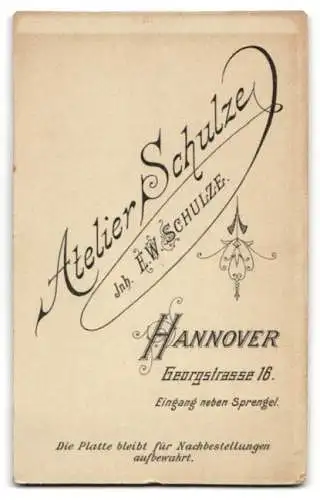 Fotografie Atelier Schulze, Hannover, Georgstrasse 16, Portrait eines jungen Mannes im Anzug