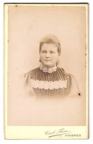 Fotografie Carl Thies, Hannover, Höltystrasse 13, Porträt einer jungen Frau in elegantem Kleid mit Spitzenkragen.