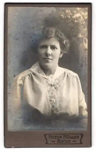 Fotografie Friedr. Müller, Buchs / Ct. St. Gallen, Porträt einer Frau in eleganter Bluse