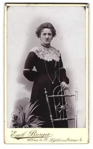 Fotografie Emil Burget, Ulm, Syrlinstrasse 4, Junge Frau in eleganter Pose.