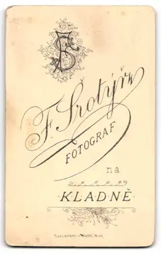 Fotografie F. Srotýe, Kladno - Kladne, Porträt einer elegant gekleideten Dame