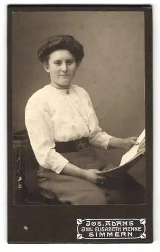 Fotografie Jos. Adams, Simmern, Junge Frau mit Buch in der Hand.