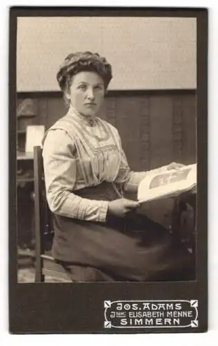 Fotografie Jos. Adams, Simmern, Frau sitzt mit einem Buch in der Hand