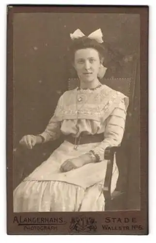 Fotografie A. Langerhans, Stade, Wallstrasse 6, Junge Frau im eleganten Kleid sitzend.