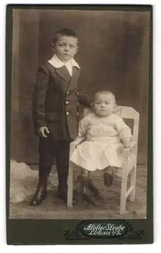 Fotografie Woldemar Strube, Löbau /S., Zwei Kinder, eines stehend, eines sitzend