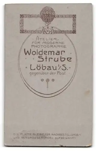 Fotografie Woldemar Strube, Löbau /S., Zwei Kinder, eines stehend, eines sitzend