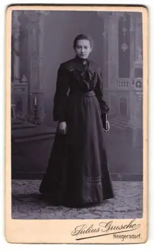 Fotografie Julius Grusche, Neugersdorf, Junge Dame in eleganter Kleidung mit Buch in der Hand.