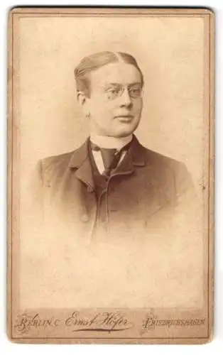 Fotografie Ernst Höfer, Berlin, Gontard-Str. 4, Porträt eines eleganten Mannes mit Brille.