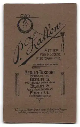 Fotografie P. Zallow, Berlin, Bergstrasse 140, Eleganter junger Mann im Anzug