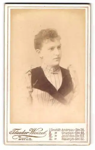 Fotografie Theodor Wenzel, Berlin, Andreasstrasse 28, Porträt einer jungen Frau mit gestreiftem Kleid