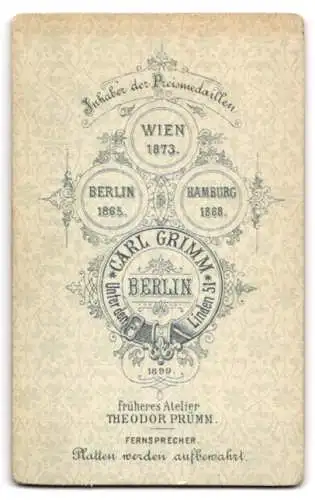 Fotografie Carl Grimm, Berlin N.W., Unter den Linden 51, Porträt einer jungen Frau mit geflochtenem Haar