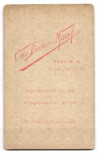 Fotografie Otto Becker & Maass, Berlin W., Leipziger Str. 94, Porträt einer Frau mit elegantem Kleid