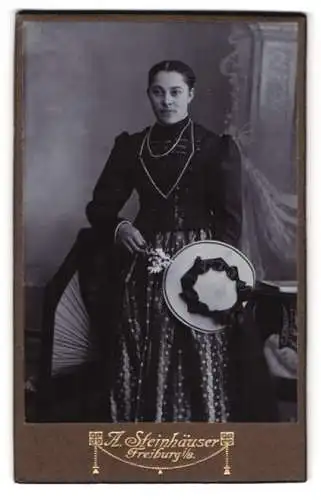 Fotografie A. Steinhäuser, Freiburg i.B., Karthäuserstr. 4, Frau in eleganter viktorianischer Kleidung mit Hut