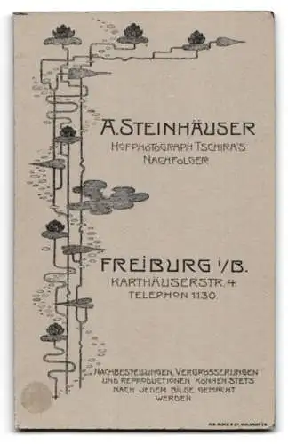 Fotografie A. Steinhäuser, Freiburg i. B., Karthäuserstr. 4, Dame mit Hut und Blumenstrauss