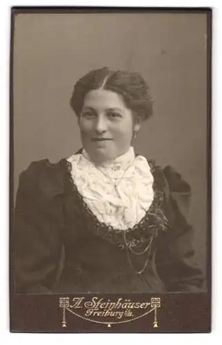 Fotografie A. Steinhäuser, Freiburg i/B., Karthäuserstr. 4, Porträt einer Dame mit elegantem Spitzenkragen